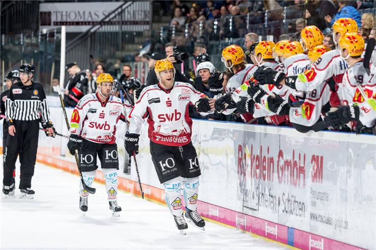 Pinguins werden für Kampfgeist nicht belohnt Nicholas Jensen erzielte das erste Tor für die Fischtown Pinguins im Spiel bei den Nürnberg Ice Tigers.