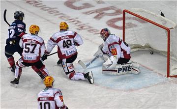 Nicholas Jensen und Torwart Tomas Pöpperle sind geschlagen. Foto: König