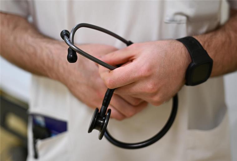 Wann Ärzte „Nein“ sagen dürfen: Rechte und Grenzen von Patienten Ein Arzt mit einem Stethoskop.