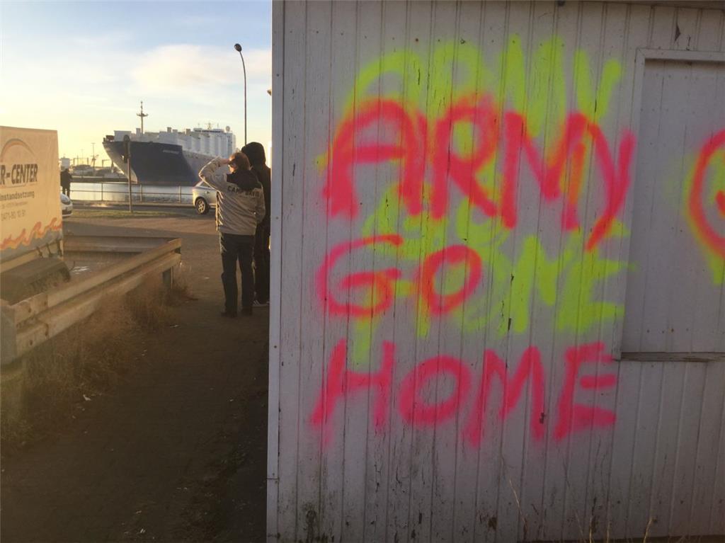 Nicht alle sind mit der Militäroperation einverstanden wie hier am &quot;Treffpunkt Kaiserhafen&quot; zu sehen ist. Am Sonnabend soll es in Bremerhaven Proteste geben.