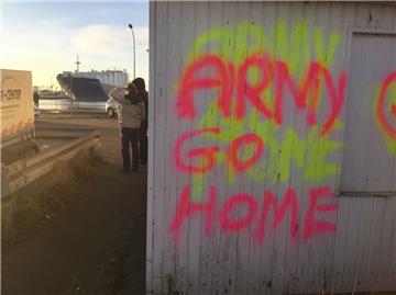 Nicht alle sind mit der Militäroperation einverstanden wie hier am &quot;Treffpunkt Kaiserhafen&quot; zu sehen ist. Am Sonnabend soll es in Bremerhaven Proteste geben.