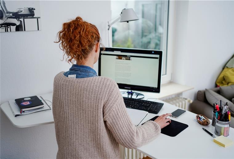 Homeoffice: Infos für Beschäftigte Nicht erst seit Ausbruch der Covid-19-Pandemie nimmt die Arbeit aus dem Homeoffice erheblich zu.