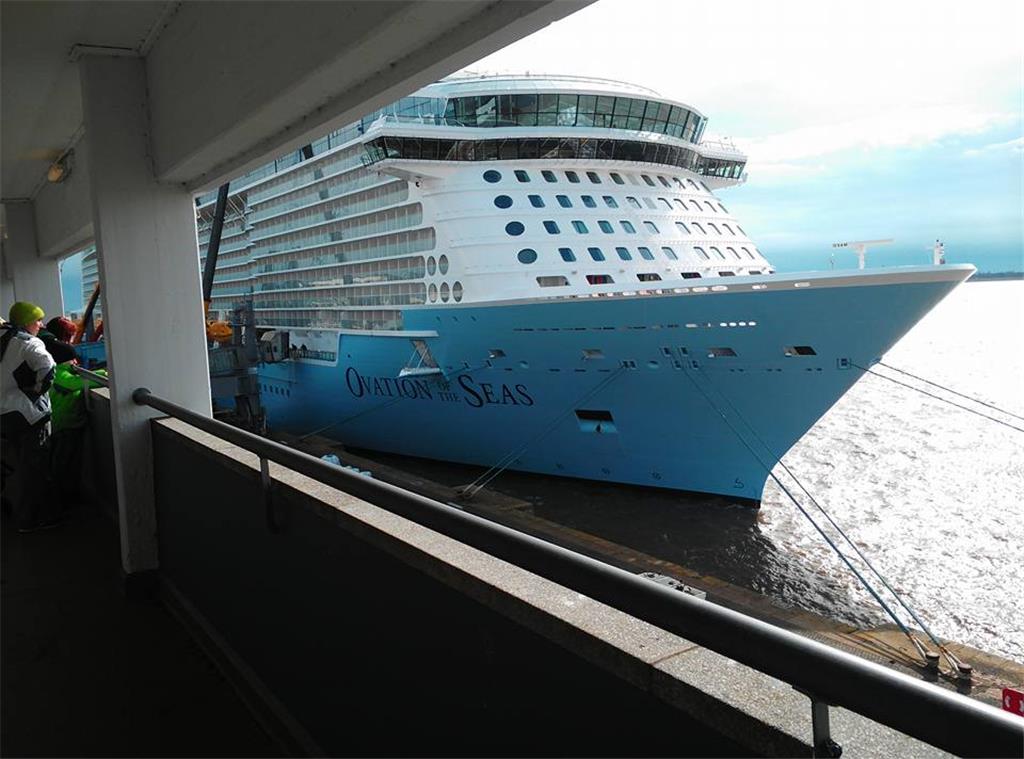 Nicht ganz so weit weg. Angelika Fischer hat dieses Bild von der Besucher-Terrasse vom Columbus Cruise Center eingeschickt.