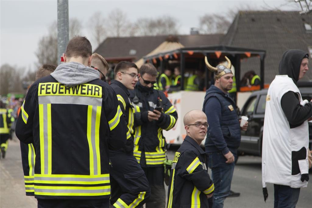 Nicht im Kostüm, sondern ganz ernsthaft und in Uniform begleiteten mehrere Freiw...
