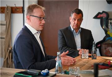 Nicht in allen Punkten einer Meinung: Die beiden Landtagsabgeordneten Lasse Weritz aus Hemmoor (CDU, links) und Oliver Lottke aus Loxstedt (SPD) im Doppelinterview bei der NORDSEE-ZEITUNG.