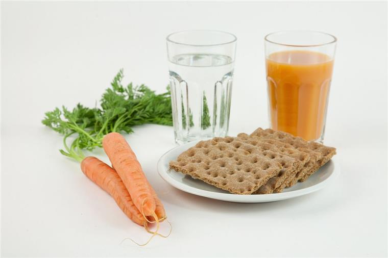 Fasten: Der Weg zum Wunschgewicht? Nicht jede Fastenmethode ist so weitreichend wie das Heilfasten: In der Fastenzeit verzichten viele auch nur auf Alkohol, Schokolade, Fleisch oder das Rauchen.