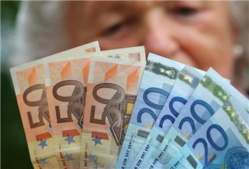  Eine Rentnerin hält verschiedene Euroscheine in ihren Händen. Nicht jede Rente bleibt steuerfrei – mit steigenden Renten steigt oft auch die Steuerpflicht. Wer unter dem Freibetrag bleibt, kann sich per Nichtveranlagungsbescheinigung befreien lassen.