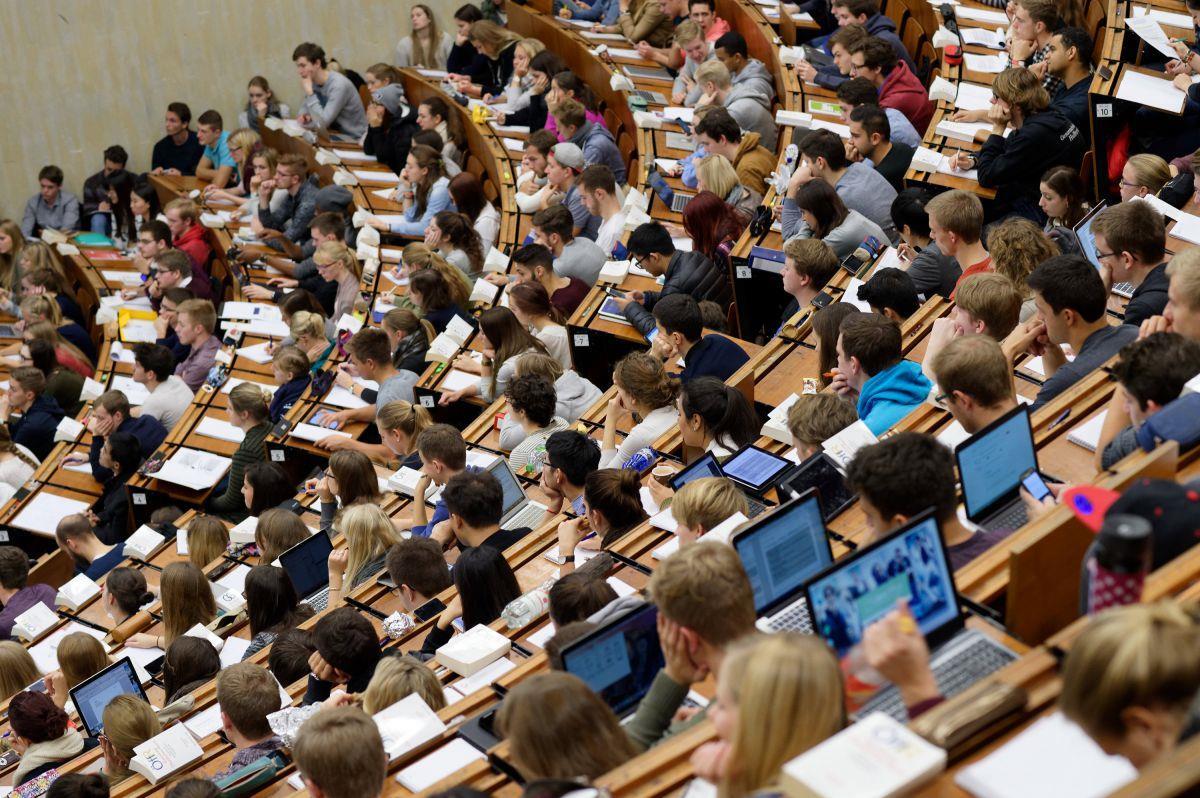 Scheinstudenten: Wenn das Studium nur zum Geldsparen da ist Nicht jeder eingeschriebene Student will an der Uni tatsächlich einen Abschluss machen. Viele studieren nur zum Schein - um Kosten einzusparen.