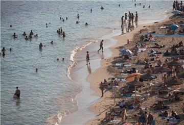 Menschen schwimmen und sonnen sich in Cala Portals auf Mallorca.  Nicht jedes Souvenir ist erlaubt. Exotische Andenken oder Plagiate können bei der Einreise zu Problemen führen. Vorab informieren schützt vor Strafen.
