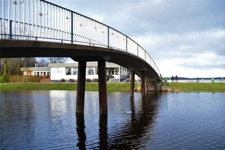 Brücke in Bad Bederkesa muss saniert werden Nicht mehr im alllerbesten Zustand: Die Stahlbeton-Bogenbrücke über dem Hadelner Kanal. Für den Erhalt der Verkehrssicherheit muss das Bauwerk saniert werden.