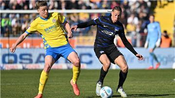 Nicht mehr Teil des Braunschweiger Kaders: Der finnische Nationalspieler Robert Ivanov (l).