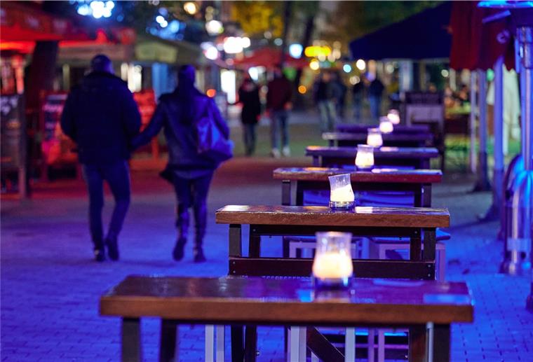 Leere tische auf einer Kniepenmeile