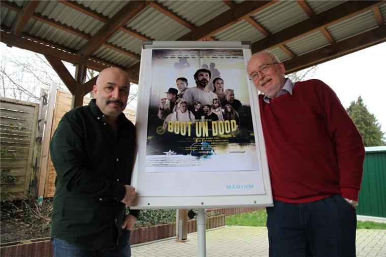 Nicht nur das Filmplakat steht Hollywood-Streifen in nichts nach: :Regisseur Sandro Giampietro und Autor Günter Ihmels präsentieren Ausschnitte ihres Films "Boot un Dood". 