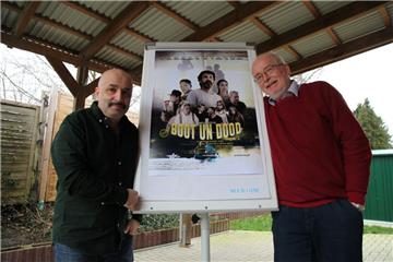 Nicht nur das Filmplakat steht Hollywood-Streifen in nichts nach: :Regisseur Sandro Giampietro und Autor Günter Ihmels präsentieren Ausschnitte ihres Films "Boot un Dood". 