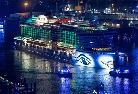 Das Kreuzfahrtschiff «Aida Prima» sowie weitere Kreuzfahrtschiffe fahren im Rahmen einer Parade bei den Hamburg Cruise Days auf der Elbe.