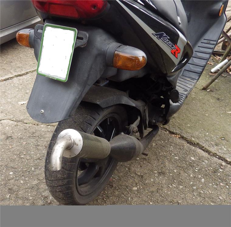 30 km/h zu schnell: Getunter Roller aus dem Verkehr gezogen Nicht nur, dass dieser Roller viel zu schnell unterwegs war - auch der Auspuff gefiel den Polizisten nicht.