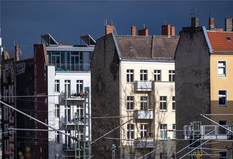 Häuser mit schlechter Energiebilanz verlieren an Wert Nicht nur die gestiegenen Zinsen umtreiben Immobilienkäufer, sondern auch erhöhte Energie-Anforderungen mit dem Heizungsgesetz.