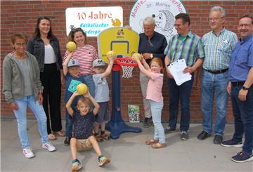 Nicht nur die Kinder freuen sich, dass das Montessori-Kinderhaus St. Marien, das seinen Sitz an der Gartenstraße hat, als erste Kita in Brake an dem Projekt teilnimmt, sondern auch die Partner (von links): Kita-Leiterin Claudia Reichel, Larissa Kwiatkowski und Sina Hoffman vom Förderverein, Dr. Bernhard Skupin, Vorsitzender des Vereins Baskets4Life, Pastor Wolfgang Schmitz, Ernst Hansen vom Kirchenausschuss und Fördervereinsvorsitzender Ronald Arping.