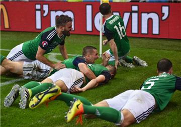 Nicht nur die nordirischen Fans wissen, wie man richtig Party macht. Auch die Mannschaft ist ein lustiger Haufen. Apropos Haufen: Was bedeutet es eigentlich, wenn sich schwitzende Fußballer nach einem Tor zu einer Menschentraube zusammentun? Das haben Forscher versucht, zu erklären.