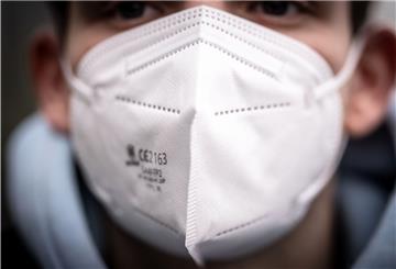 Nicht nur FFP2-Masken, sondern auch OP-Masken dürfen weiterhin getragen werden.