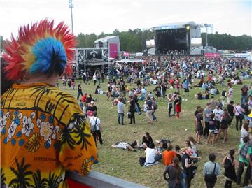 Nicht nur für bunte Vögel: Blick auf die Blue Stage. Wo sonst Motorräder fahren, wird beim Hurricane Festival gerockt.