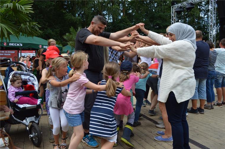 Nicht nur für den Nachwuchs: Beim Kindertanz mussten auch die Eltern mit ran, damit der Zug durch den Tunnel fahren konnte. Spaß hat es allen sichtbar gemacht, den Kleinen und den Großen. 
