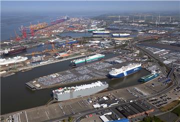 Nicht nur im Hafen von Bremerhaven ist derzeit deutlich weniger Betrieb.