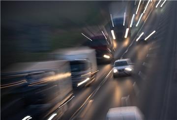 Das Bild zeigt Autos, die auf einer Straße fahren. Sie sind unscharf. 