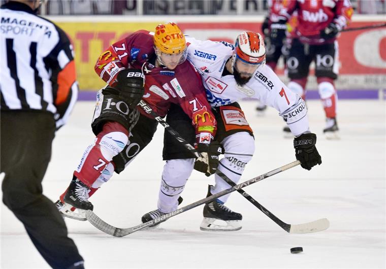 Fischtown Pinguins klettern auf Rang vier Nicht nur in dieser Szene behielt Justin Feser mit den Pinguins die Oberhand über die Schwenninger Wild Wings um Dominik Bittner.