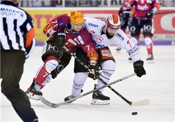 Nicht nur in dieser Szene behielt Justin Feser mit den Pinguins die Oberhand über die Schwenninger Wild Wings um Dominik Bittner.