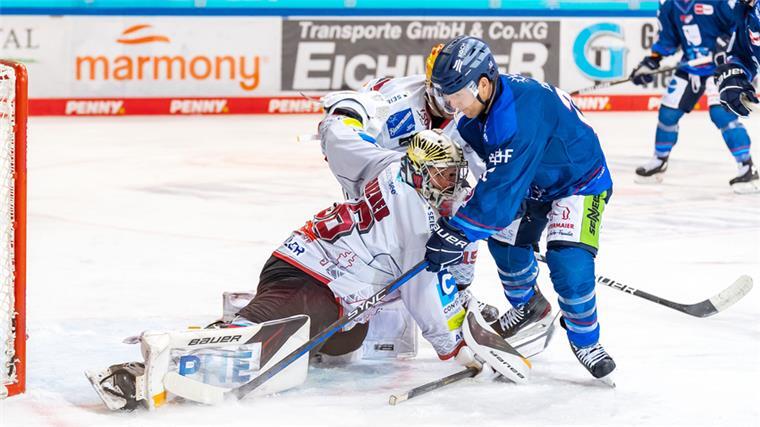 Pinguins verlieren knapp in Straubing Eishockeyspieler in Aktion