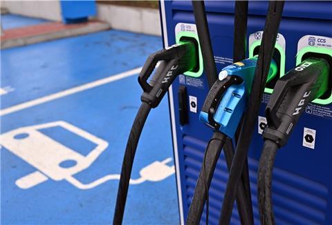 Nicht nur klassischer Treibstoff, sondern auch das Laden an den Ladesäulen ist zuletzt teurer geworden. Doch für die Fahrzeuginhaber gibt es Möglichkeiten, sich zumindest auf anderen Wegen etwas Geld wiederzubekommen.