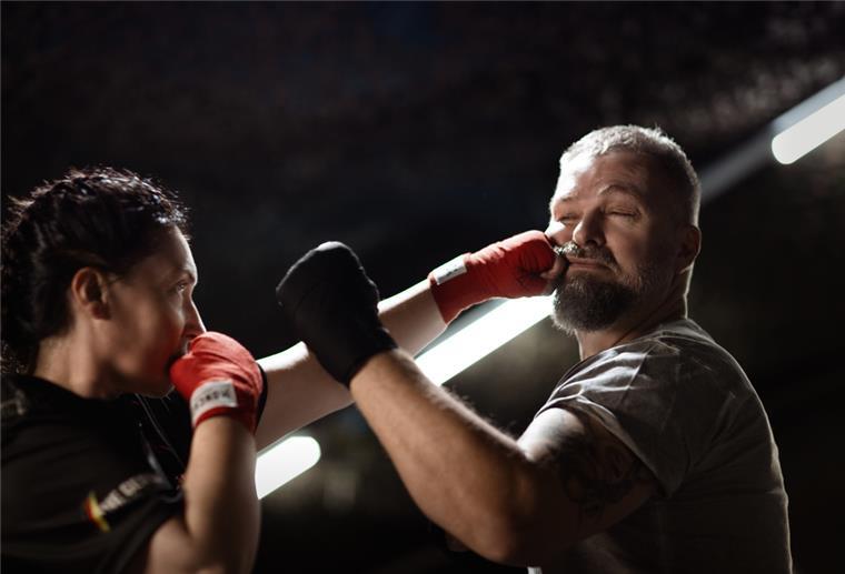 Rob Hardt und Rita Rendelsmann stehen im Boxring.