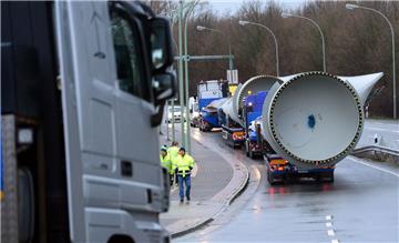 Nicht nur schwere Einzelteile werden – wie auf diesem Symbolbild – zu den Baustellen in Butjadingen transportiert. Lastwagen bringen außerdem Kies, Sand und weitere Baumaterialien nach Düke und Kampen. Das Repowering der Windparks hat Ende Mai begonnen.