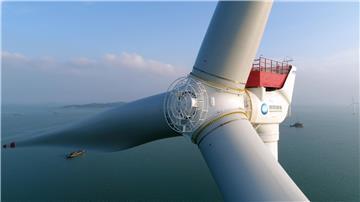 Riesige Windkraftanlage auf hoher See