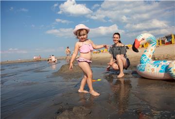 Nicht nur Urlauber, auch Tagesgäste wie Ekaterina und ihre Tochter Mija aus Bremen zieht es in diesen Tagen wieder verstärkt an die Cuxhavener Küste. Die Zweijährige fühlt sich sichtlich wohl im Watt.