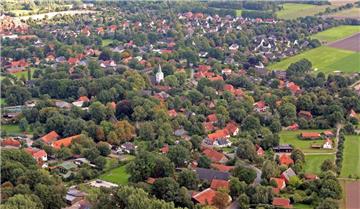 Nicht nur von oben betrachtet zeigt sich Wilstedt als Dorf mit vielen und auch großen Bäumen. Eine Baumschutzsatzung soll den Erhalt der alten, ortsprägenden sowie das Kleinklima fördernden Bäume sichern. Eine Maßnahme, die aber auch zu Kontroversen im Dorf führt.