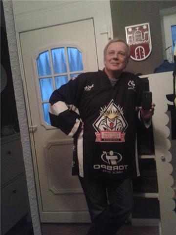 Nicht ohne meine Pinguins-Trikot: Das ist bei Rainer Mo angesagt. 