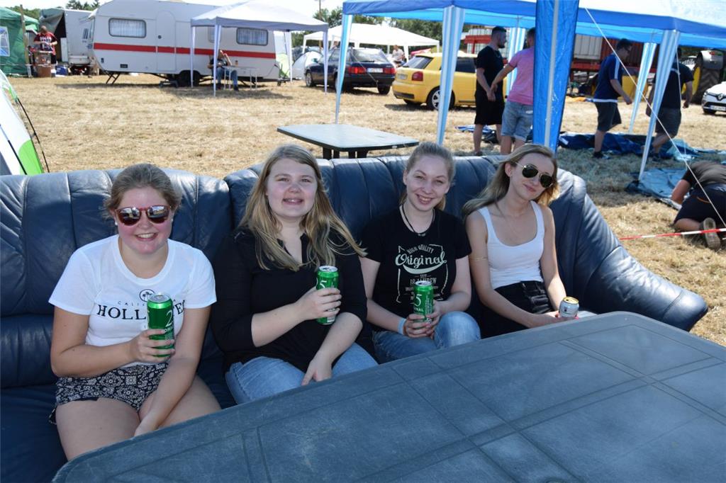 Nicht ohne unser Sofa: Kira (von links), Finja, Lena und Lisa waren schon mittag...