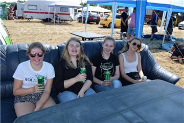 Nicht ohne unser Sofa: Kira (von links), Finja, Lena und Lisa waren schon mittag...