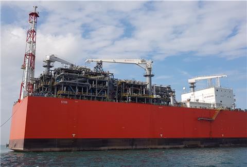 Nicht schön, aber nützlich: Schwimmende LNG-Terminals wie die "FSRU S188" der belgischen Reederei Exmar sind wegen des Ukraine-Krieges weltweit gefragt. Dieses Schiff wird bald im niederländischen Eemshaven unweit von Emden Flüssiggas wieder auftauen. Noch liegt es in Singapur.