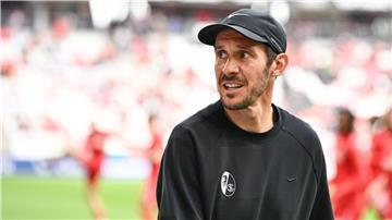 Freiburgs Trainer Julian Schuster vor Spielbeginn. 