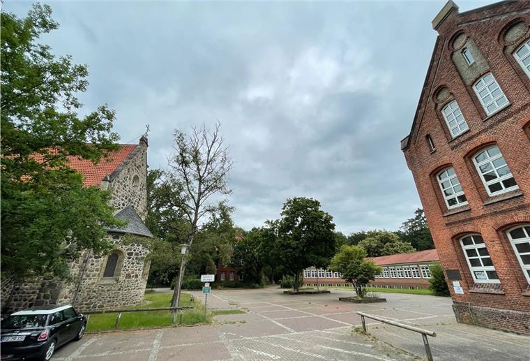 Die St.-Viti-Kirche der Kindergarten und die ehemalige Grundschule Klostergang in Zeven bilden ein historisches Ensemble.