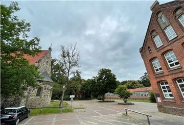 Die St.-Viti-Kirche der Kindergarten und die ehemalige Grundschule Klostergang in Zeven bilden ein historisches Ensemble.
