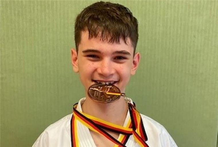 Drei Medaillen! Asim Malsagov mausert sich zum Karate-Ass Nicht zu übersehen: Asim Malsagov (SFL Bremerhaven) hat „Medaillenhunger“.