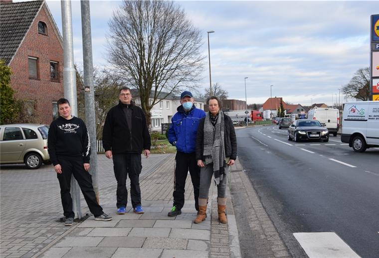 Nicht zufrieden mit der Verkehrsregelung für Fußgänger, die über die Atenser Allee wollen, sind Stephanie Büsing, Stephan Theilen, Klaus-Peter Ortmann und Herrad Otto vom CVJM (von links).