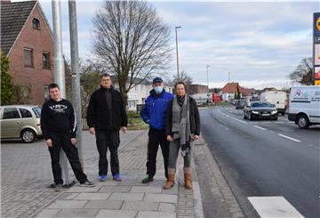 Nicht zufrieden mit der Verkehrsregelung für Fußgänger, die über die Atenser Allee wollen, sind Stephanie Büsing, Stephan Theilen, Klaus-Peter Ortmann und Herrad Otto vom CVJM (von links).