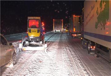 Lkws und Autos stehen auf der Autobahn 2 im Stau. Auf der A2 bei Bielefeld verbrachten Fahrer zum Teil die ganze Nacht auf der Straße und mussten bei klirrender Kälte in ihren Autos ausharren.