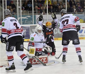 Nichts geht mehr bei den Kölner Haien: Jeremy Welsh markiert nach einem Hechtsprung das 5:0. 