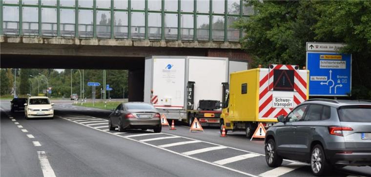 Nichts geht mehr: Dieser Schwertransport muss in Bremerhaven-Geestemünde repariert werden.